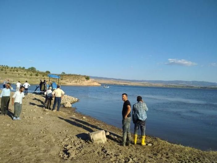 d Çorum'da oğlunu kurtarmak isteyen baba, gölde boğuldu