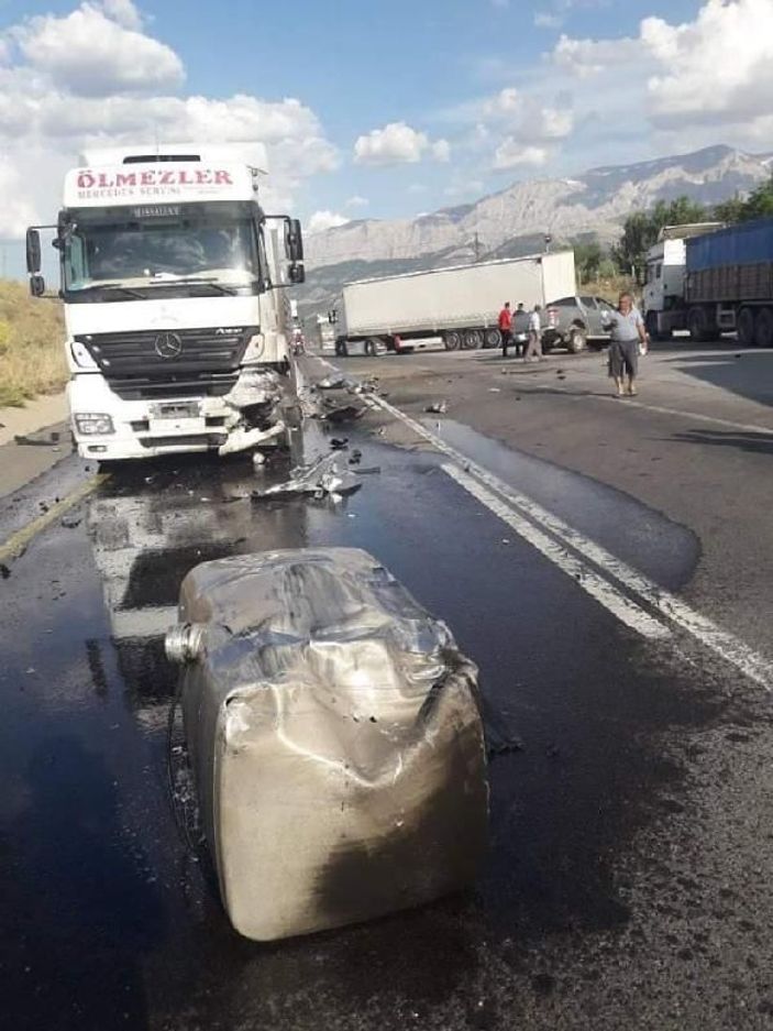 TIR ile kamyonet çarpıştı: 1 ölü -2