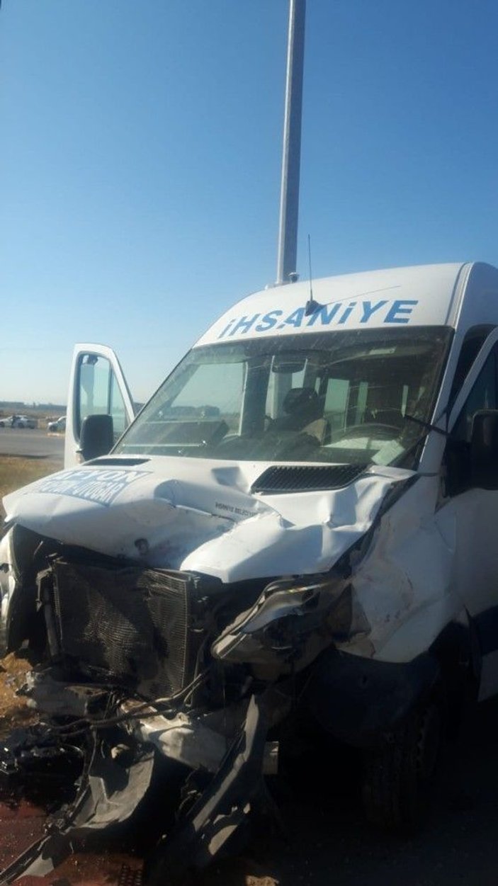 Yolcu minibüsü ile otomobil çarpıştı 17 kişi yaralandı -2