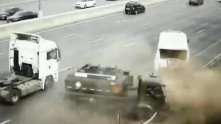 Rusya’da yakıt tankeri, yolcu otobüsüne çarptı; yaralılar var -1