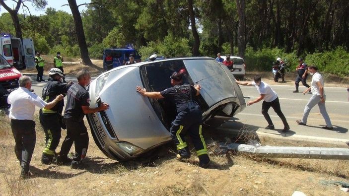 Otomobil içinde sıkışan sürücüyü itfaiye ekipleri çıkardı -6