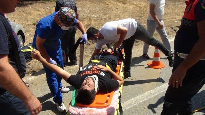 Otomobil içinde sıkışan sürücüyü itfaiye ekipleri çıkardı -1