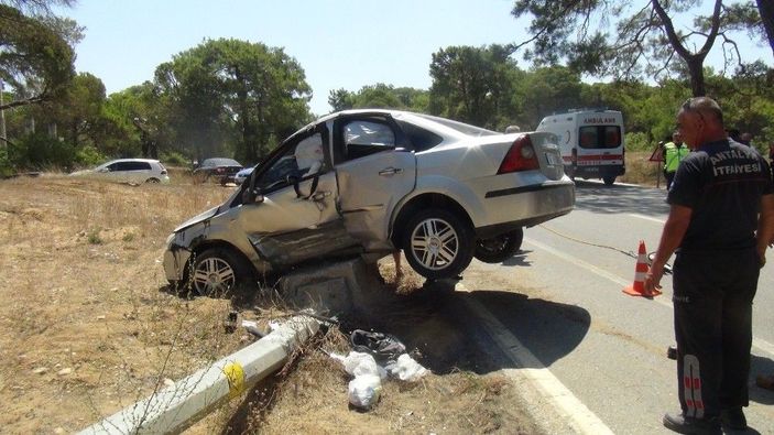 Otomobil içinde sıkışan sürücüyü itfaiye ekipleri çıkardı -3