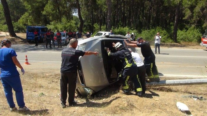 Otomobil içinde sıkışan sürücüyü itfaiye ekipleri çıkardı -7