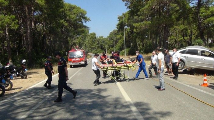 Otomobil içinde sıkışan sürücüyü itfaiye ekipleri çıkardı -4