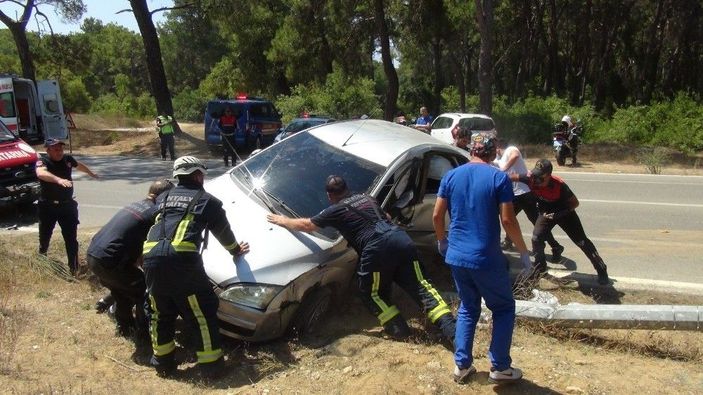 Otomobil içinde sıkışan sürücüyü itfaiye ekipleri çıkardı -2