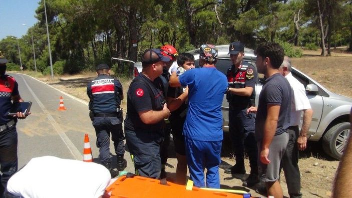 Otomobil içinde sıkışan sürücüyü itfaiye ekipleri çıkardı -5