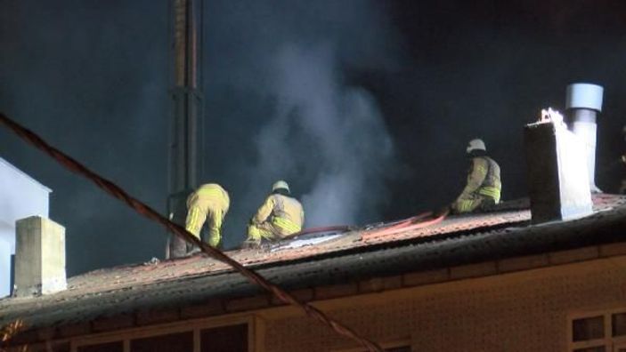 Sancaktepe'de çatı yangını  -1