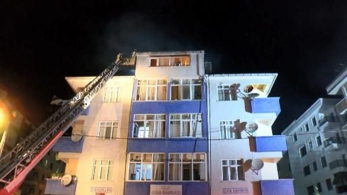 Sancaktepe'de çatı yangını  -9