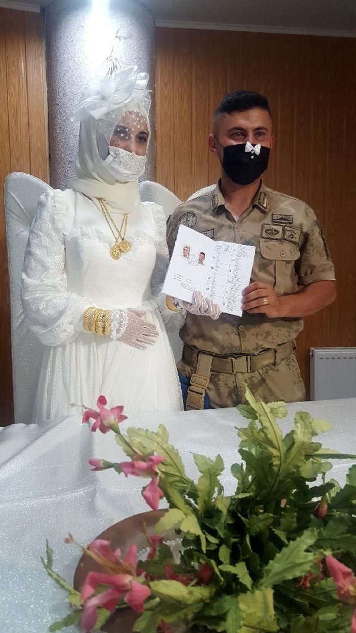 Uzman çavuş, 15 Temmuz'da üniformasıyla nikahına katıldı -4