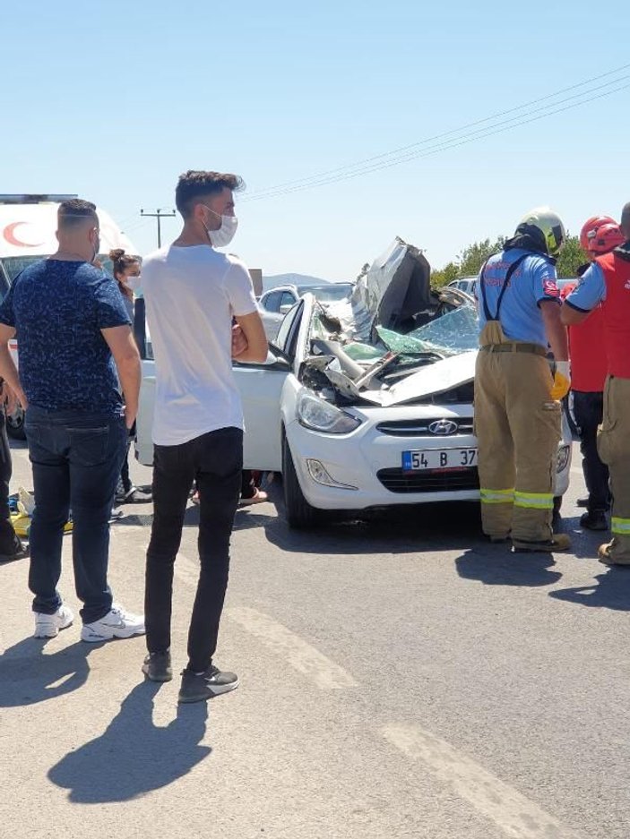 Kamyonun çıkan tekerleği 2 otomobile çarptı: 1 ölü, 4 yaralı -4