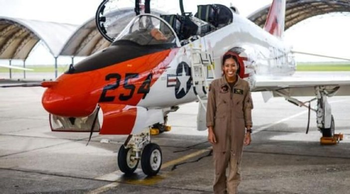 ABD’de 110 yıl sonra ilk siyahi kadın savaş uçağı pilotu oldu -1