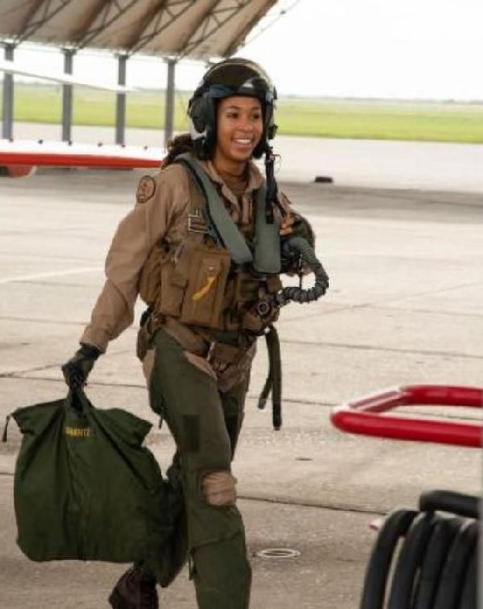 ABD’de 110 yıl sonra ilk siyahi kadın savaş uçağı pilotu oldu -2