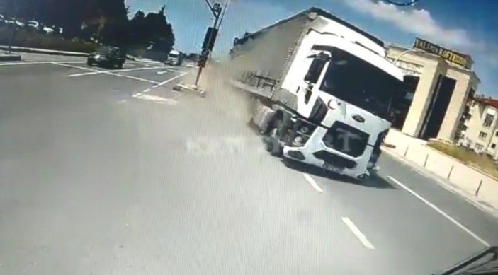 Kaza yapmamak için karşı şeride geçen tır halk otobüsüne böyle çarptı -3