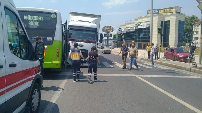 Kaza yapmamak için karşı şeride geçen tır halk otobüsüne böyle çarptı -4