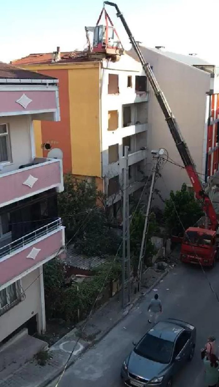 Arnavutköy'de vince bağlı iş makinasıyla tehlikeli yıkım kamerada -2