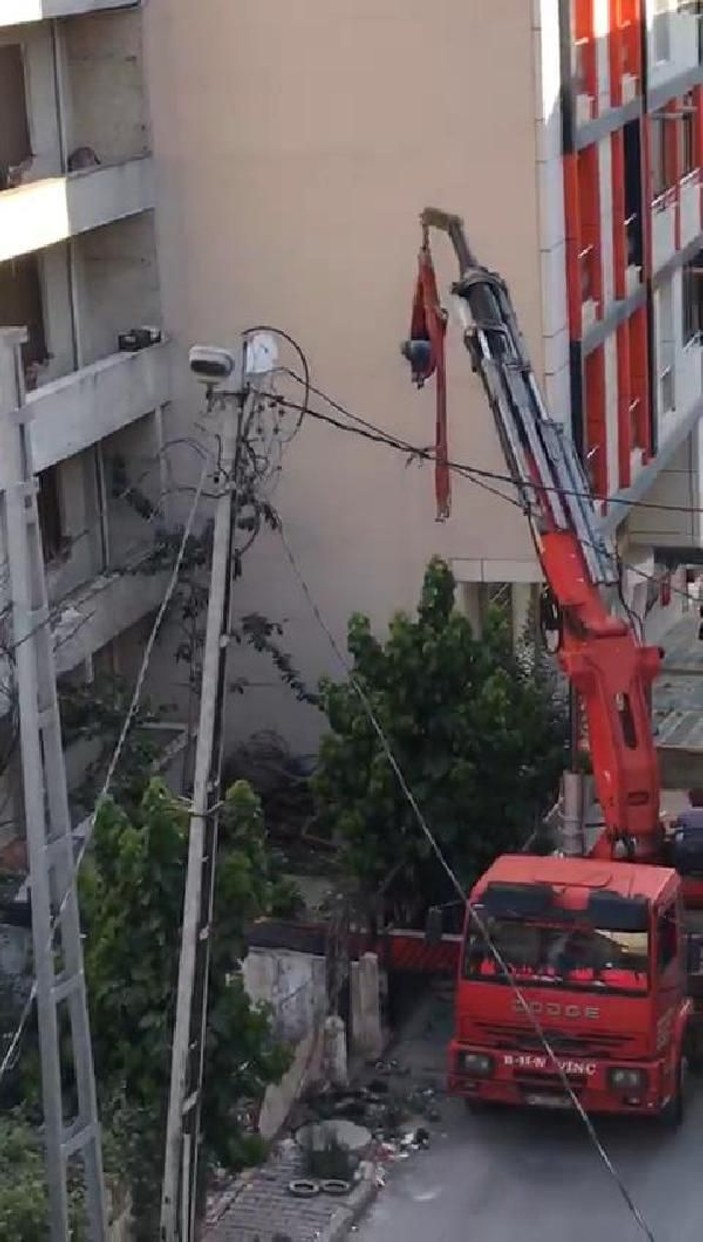 Arnavutköy'de vince bağlı iş makinasıyla tehlikeli yıkım kamerada -6