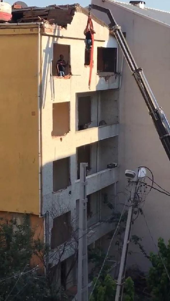 Arnavutköy'de vince bağlı iş makinasıyla tehlikeli yıkım kamerada -4