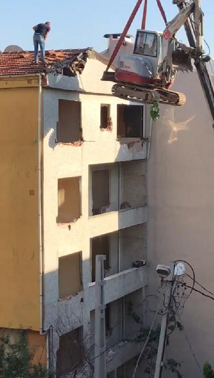 Arnavutköy'de vince bağlı iş makinasıyla tehlikeli yıkım kamerada -8