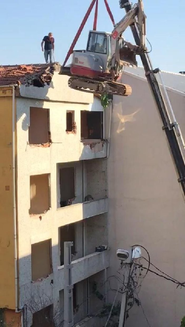 Arnavutköy'de vince bağlı iş makinasıyla tehlikeli yıkım kamerada -9