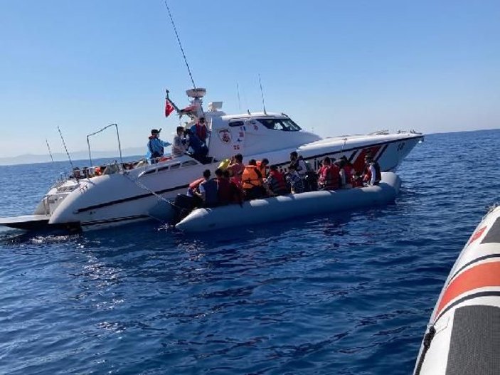 İzmir'de 44 göçmen kurtarıldı  -1