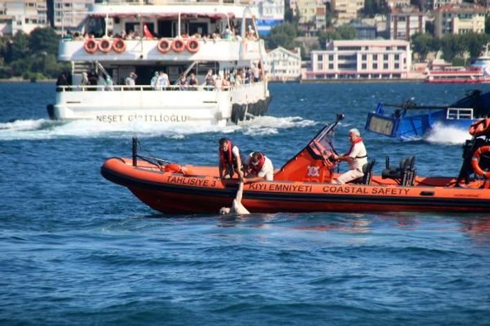 Beşiktaş'ta denize giren bir kişi yüzüstü yatarken boğuldu -2