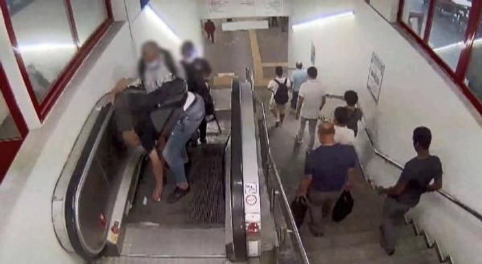 Yürüyen merdivenlerde hırsızlık yapan şüpheliler kamerada -5