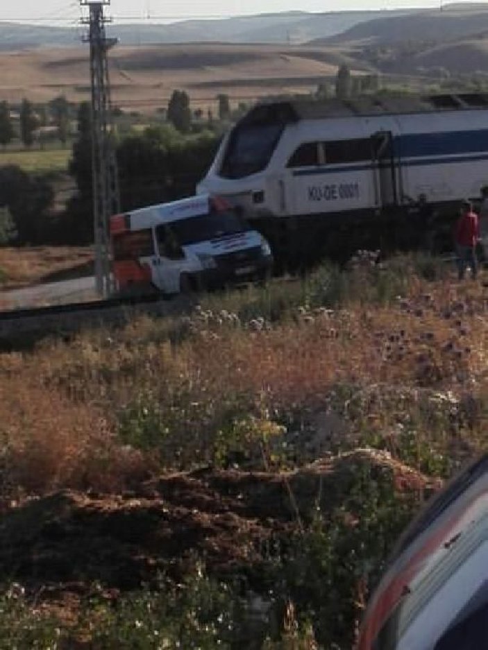Kırıkkale'de akaryakıt yüklü tren minibüse çarptı -4