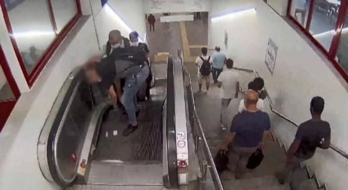 Yürüyen merdivenlerde hırsızlık yapan şüpheliler kamerada -4