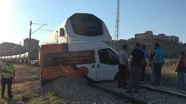 Kırıkkale'de akaryakıt yüklü tren minibüse çarptı -1