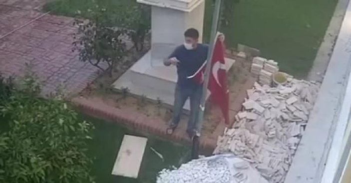 İpi kopunca düşen Türk bayrağı duyarlı vatandaş tarafından kaldırıldı -2