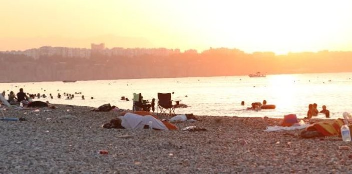 Sıcaktan bunalan Antalyalılar Konyaaltı Sahili'nde sabahlıyor -4