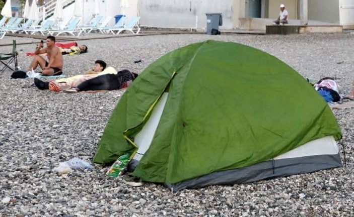 Sıcaktan bunalan Antalyalılar Konyaaltı Sahili'nde sabahlıyor -7