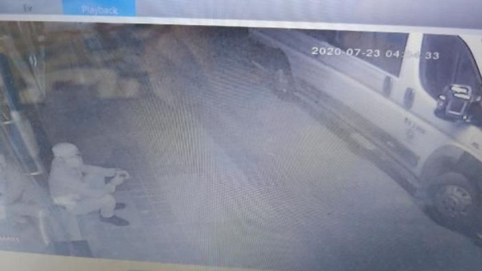 Genç kızın doğum günü hediyesi yavru köpeği çalan hırsız güvenlik kamerasında -2