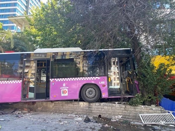 Kadıköy'de İETT otobüsü kaza yaptı: 5 yaralı (1) -3
