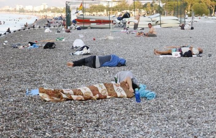 Sıcaktan bunalan Antalyalılar Konyaaltı Sahili'nde sabahlıyor -1