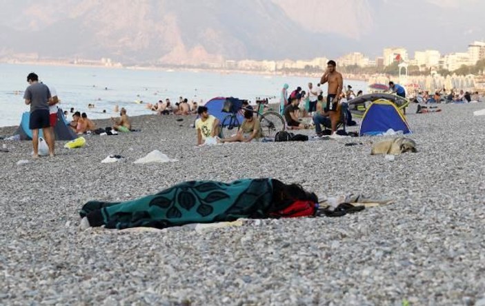 Sıcaktan bunalan Antalyalılar Konyaaltı Sahili'nde sabahlıyor -2
