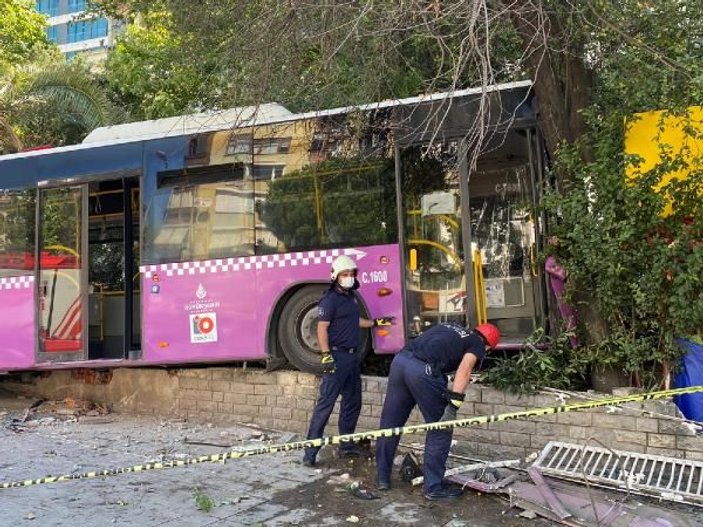 Kadıköy'de İETT otobüsü kaza yaptı: 5 yaralı (1) -5