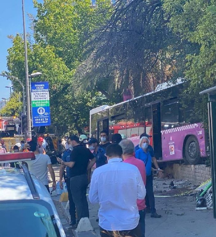 Kadıköy'de İETT otobüsü kaza yaptı: 5 yaralı (1) -2