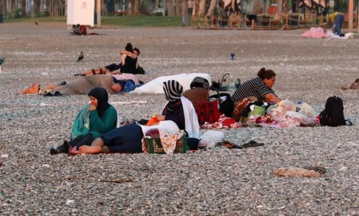 Sıcaktan bunalan Antalyalılar Konyaaltı Sahili'nde sabahlıyor -6