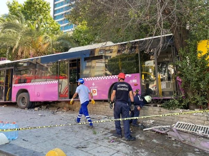 Kadıköy'de İETT otobüsü kaza yaptı: 5 yaralı (1) -4