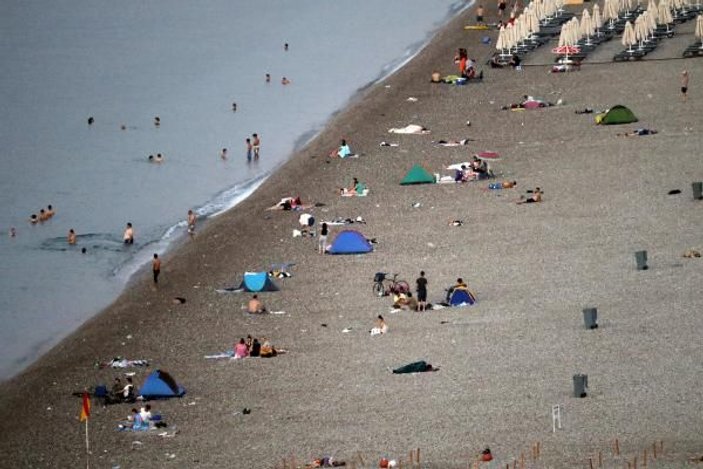 Sıcaktan bunalan Antalyalılar Konyaaltı Sahili'nde sabahlıyor -10