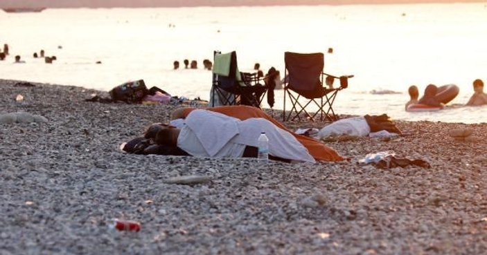 Sıcaktan bunalan Antalyalılar Konyaaltı Sahili'nde sabahlıyor -5