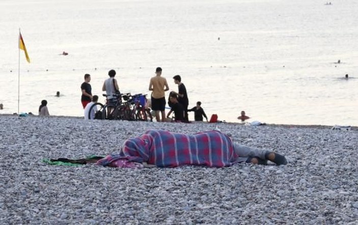 Sıcaktan bunalan Antalyalılar Konyaaltı Sahili'nde sabahlıyor -3