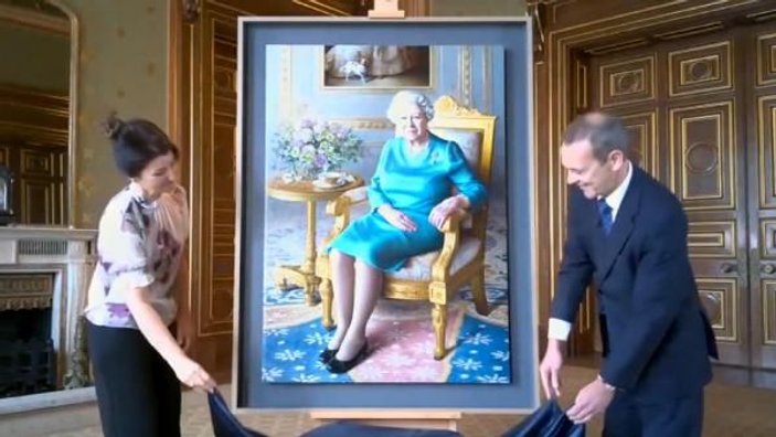 Kraliçe Elizabeth, yeni tablosunun açılışına internetten görüntülü katıldı -5