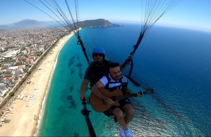 800 metre yükseklikte gitar çalıp şarkı söyledi -1