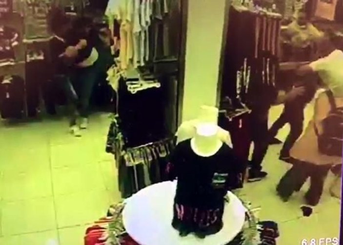 Maske uyarısı yapan mağaza müdürüne tekme- tokat saldırı kamerada -4