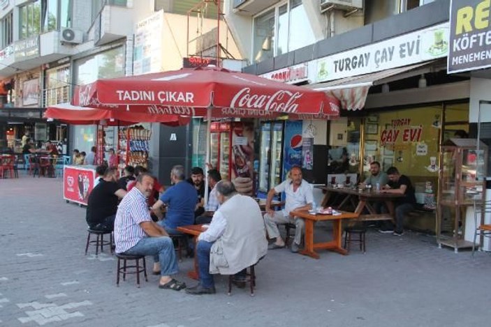 Müşterilere patenle çay servisi yapıyor -3