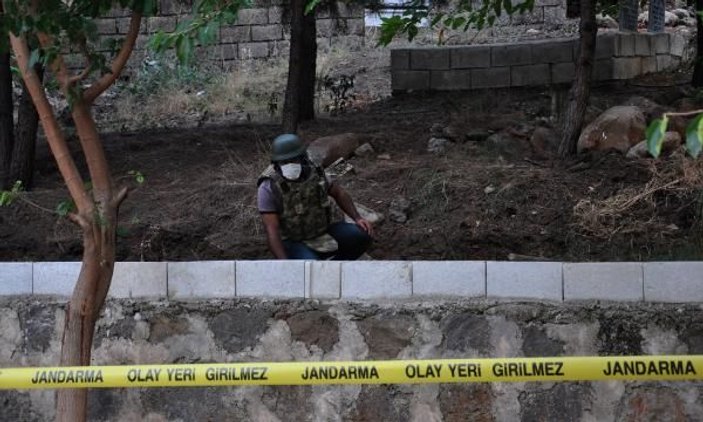 Mezarlıkta toprağa gömülü el bombası bulundu -1