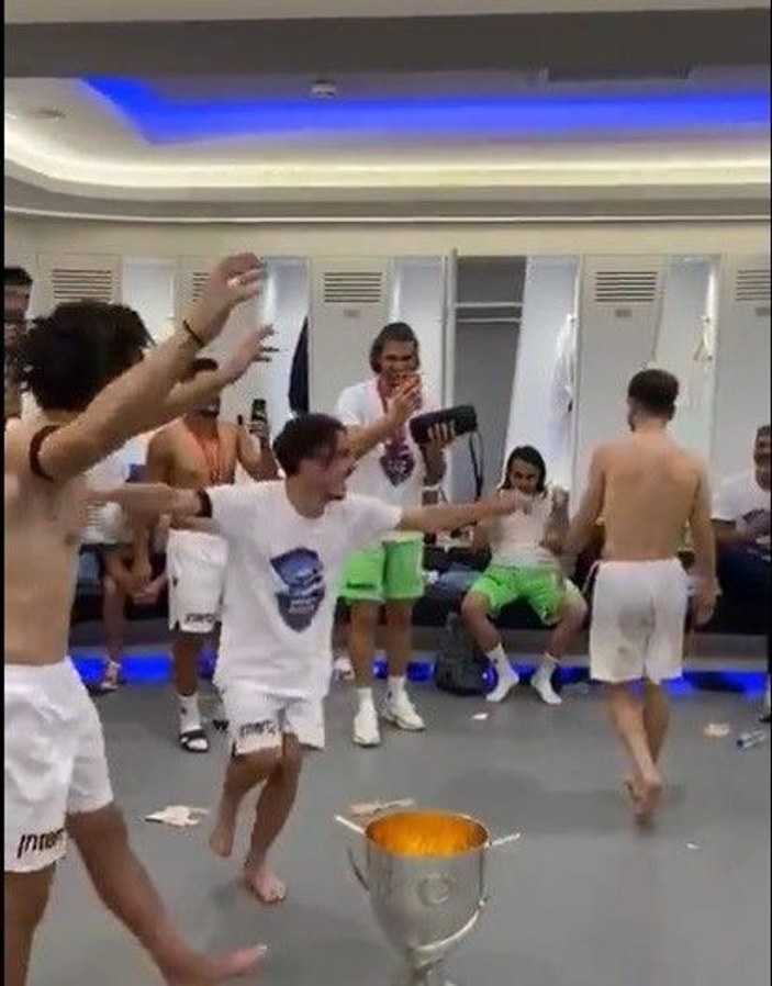 Trabzonspor soyunma odasında kolbastılı kutlama